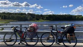 疫下兩名台灣人萬里壯遊 行經芬蘭兩名台灣人8月開始從北歐騎車穿越中、東歐抵土耳其，旅程已近8000公里。圖為兩人8月15日行經芬蘭Rovaniemi。（當事人提供）中央社記者何宏儒安卡拉傳真  110年11月24日