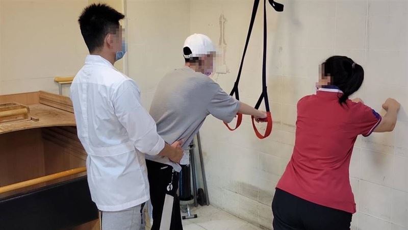 復健被治療師出拳？家屬控醫院不認帳