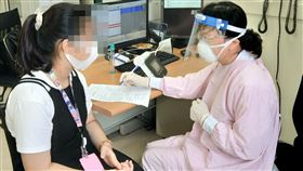 王怡人醫師表示，兒童青少年長新冠症狀多元，例如原有過敏被誘發氣喘，及糖尿病病童肺發炎，提醒家長留意兒童染疫後遺症，若有不適應盡快就醫。（圖／台北醫院提供）