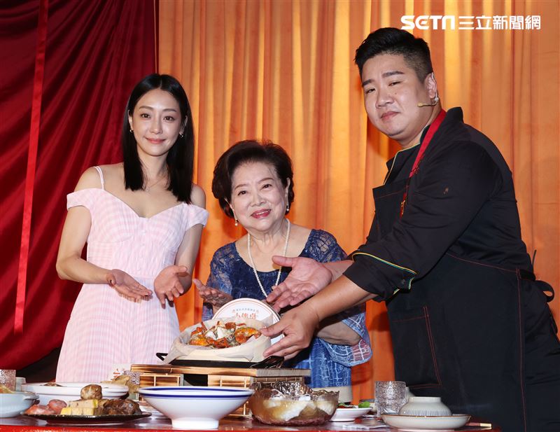 陳淑芳、謝欣穎出席全新「新台式食戲酒宴」小伴桌，大嗑美味紅蟳。（記者邱榮吉/攝影）