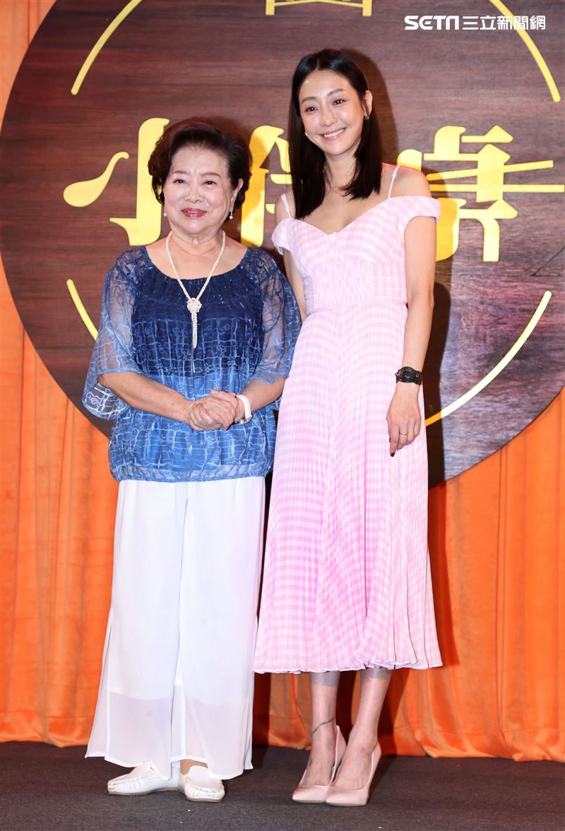 陳淑芳、謝欣穎出席全新「新台式食戲酒宴」小伴桌，大嗑美味紅蟳。（記者邱榮吉/攝影）