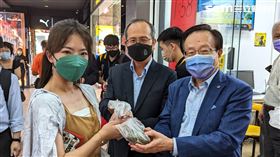 台彩董事暨發言人黃志宜、總經理謝志宏今日光顧西門町昆明街新開幕的「鉅茂彩券行」。（圖／記者戴玉翔攝影）