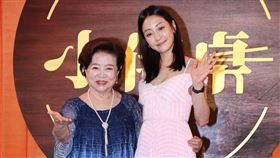 陳淑芳、謝欣穎出席全新「新台式食戲酒宴」小伴桌，大嗑美味紅蟳。（記者邱榮吉/攝影）