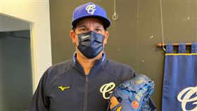 念舊的羅曼這次還帶來了2017年用的手套。（圖／富邦悍將提供）