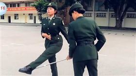 解放軍駐港女兵儀仗隊，訓練內容曝光。（圖／擷取自《解放軍報》微博）