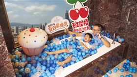 「班尼頓廣告風格寫真區」打卡點之一水藍色球池。（圖／旅宿業者提供）