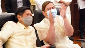 小馬可仕與薩拉當選菲律賓正副總統菲律賓國會25日宣布小馬可仕（左）和總統杜特蒂長女薩拉（右）當選正副總統。兩人將於6月30日就職。（小馬可仕競選團隊提供）中央社記者陳妍君馬尼拉傳真  111年5月26日