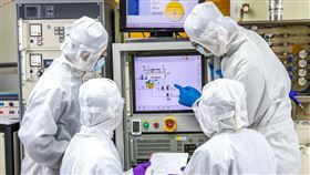 獲得工研院傑出研究金牌獎的「先進半導體薄膜設備智慧製程系統，以全球首創全程數位調控的軟硬整合技術，有效縮短半導體薄膜製程調機時間約95 %，協助半導體業邁向淨零碳排。（圖／工研院提供）