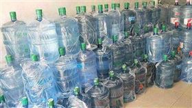 一查發現，男子買的桶裝水的材質偷工減料。（圖／翻攝自搜狐）