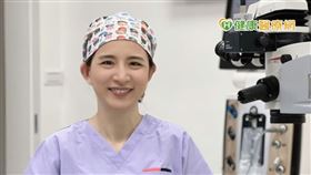 醫師表示，白內障即爲水晶體變得混濁，產生的主要症狀有視力模糊，看東西變黃、變暗，影像扭曲變形甚至產生雙影的現象。