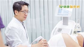 醫美診所院長翁書賢針對大腿部位進行冷凍減脂治療。