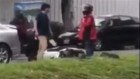 駕駛轉身踢了騎士一腳，自己卻摔倒在地。圖／記者爆料網2.0