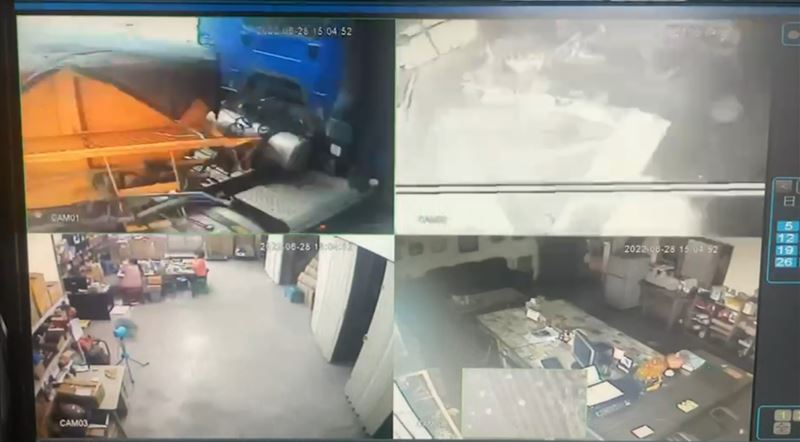 砂石車衝撞藝品店　躲雨男險成夾肉餅
