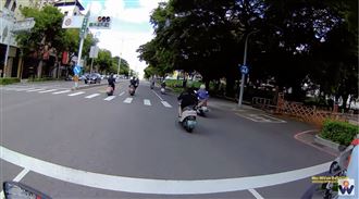 等紅燈11車衝過　高雄騎士：我色盲