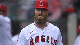 ▲天使牛棚投手布萊德利（Archie Bradley）因跨欄摔倒受傷。（圖／美聯社／達志影像）