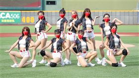 ▲小龍女背心戰袍引起球迷關注。（圖／味全龍球團提供）