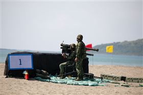 澎防部 施菀芊下士（左）首次參與神弓操演，心情相當緊張，從駐地的追瞄練習到射擊模擬器訓練，同袍們相互扶持、反覆訓練，為的就是在實際射擊時，表現最佳狀態，尤其看見命中目標的瞬間，更深刻體認苦盡甘來的意義。（圖／翻攝自中華民國陸軍臉書）