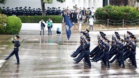 全民國安日　港警展示中式步操香港當局15日舉辦「全民國家安全教育日」，包括警察和懲教署等執法部門的訓練學校對外開放，並由部隊人員首次演示中式步操。中央社記者張謙香港攝  110年4月15日