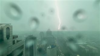 新／雷神降臨！台中市區暴雨閃電狂炸