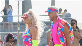 勿用）真人《芭比》片場照曝光！神還原「螢光綠裝」網驚：眼睛痛。（圖／翻攝自推特）