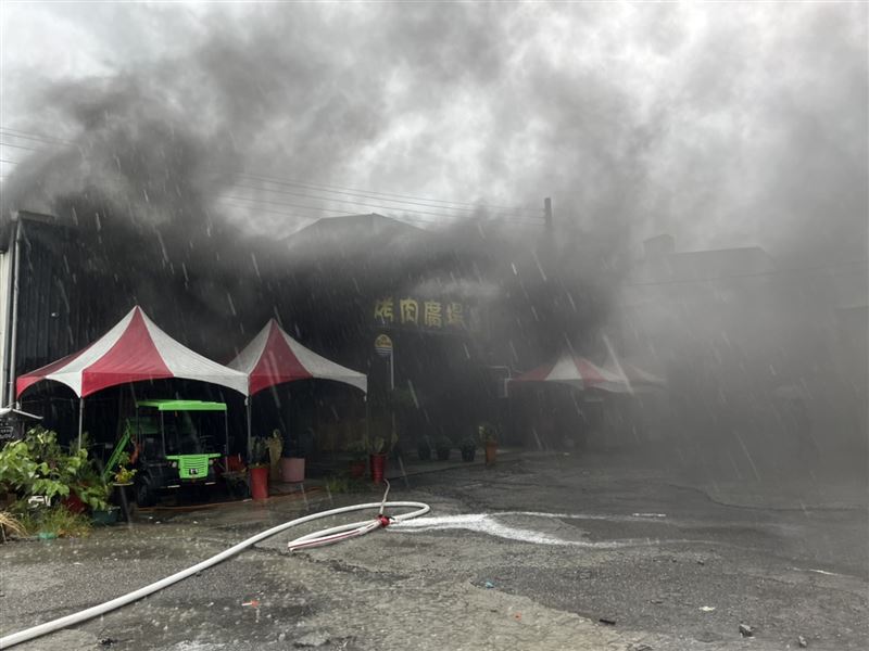 雷神一道光打中廁所　彰化燒烤店火警