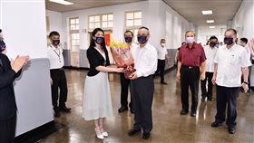 警政署長陳家欽退休，署內同仁29日上午送花歡送他。（圖／記者李依璇翻攝）