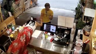 復刻二寶爸？「老闆娘遭拖行」畫面曝