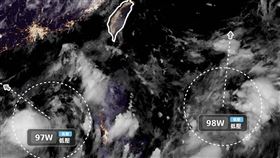 「天氣即時預報」貼出一張圖說明，由於近期高壓偏弱，從這張衛星雲圖可以看出，台灣附近洋面上相當熱鬧。眾多對流雲系、擾動涵蓋區域，為一「低壓帶」，大氣相對不穩定，且可能有颱風自此生成，也將主導「未來兩週」的天氣。

