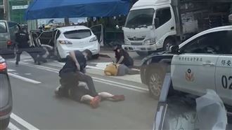 保大拖屁孩下車猛K！警曝追捕原因