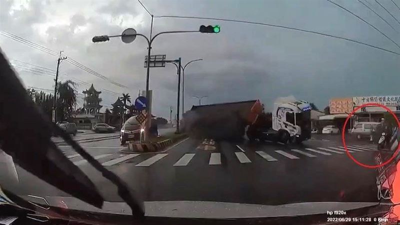 禮儀車撞砂石車！網驚喊：騎士命大