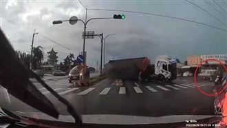 禮儀車撞砂石車！網驚喊：騎士命大