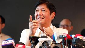 小馬可仕就職菲總統菲律賓總統當選人小馬可仕30日就職，馬尼拉經濟文化辦事處主席將由原勞工部長貝約出任。圖為小馬可仕20日舉行記者會，宣布上任後將兼任農業部長。（小馬可仕辦公室提供）中央社記者陳妍君馬尼拉傳真  111年6月30日