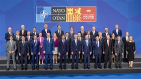 北約29日通過最新第8版戰略概念，首次提及中國威脅。圖為北約各國領袖在馬德里合影。（圖／翻攝自twitter.com/POTUS）
