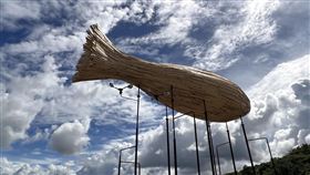 台東縱谷大地藝術季7/1登場（3）台東縱谷大地藝術季7月1日登場，今年邀請10組藝術家參與創作，以不同的藝術創作姿態，詮釋縱谷農村的處處精彩。圖為台灣藝術家李維睦作品「在一朵像魚的雲下看風景」。（水保局台東分局提供）中央社記者盧太城台東傳真  111年6月30日