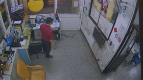 水里消防分隊，1.8公尺大蛇闖進值班台，黑眉錦蛇(圖／翻攝畫面)