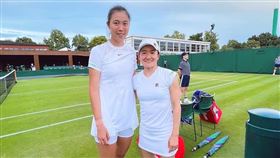 ▲台灣網球女子雙打好手詹皓晴與日本搭檔青山修子30日凌晨在溫布頓網球錦標賽女雙首輪，以7：5、6：3擊敗中國的王曦雨、鄭欽文，順利在今年溫網女雙首役開出紅盤。（圖／翻攝自詹皓晴臉書粉專）