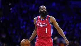 ▲哈登（James Harden）不執行下季4736萬美元的球員選項，打算降薪重簽長約，讓76人有更多資金補強陣容。（圖／美聯社／達志影像）