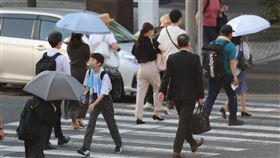 東京連4天酷熱  日本上週中暑送醫者4551人日本28日有100處觀測到氣溫逾攝氏35度（猛暑日），東京市中心連4天猛暑日。上週（6月20至26日）日本中暑送醫者4551人，創6月單月新高紀錄。中央社記者楊明珠東京攝  111年6月28日