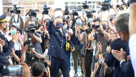 警政署長陳家欽卸任，他離開警政署前向署內同仁、各縣市警察局長鞠躬。（圖／取自NPA署長室臉書）