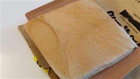 ▲一名網友於Dcard發問，買蛋餅送吐司邊弒什麼操作？（圖／翻攝自Dcard）