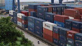 5月外銷訂單創歷年同月新高（2）經濟部20日發布最新外銷訂單數據，5月外銷訂單554.3億美元，為歷年同期新高，年增31.4億美元、增幅達6%，是繼4月終止連25紅後，首度翻紅。圖為基隆港區海運貨櫃集散地。中央社記者趙世勳攝  111年6月20日