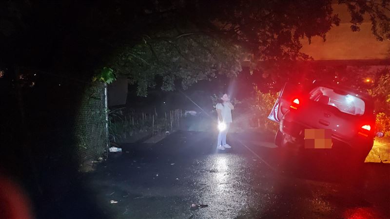 導航帶錯路逢暴雨　女駕駛摔田溝驚魂