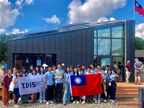 得獎後，台灣隊與「台灣厝」與千里迢迢帶去的國旗與研究中心大旗合影(圖/科技部)