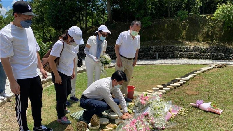 母親過世採樹葬　謝龍介：永遠愛您