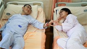 妻子吳宜玲捐左腎，救回醫師丈夫鄭吟豪，夫妻倆術後恢復狀況良好。（圖／翻攝自花蓮慈濟醫院臉書）
