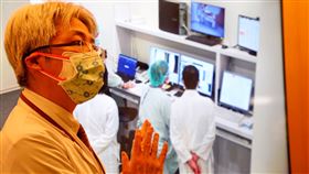 藍耿立主任說明重粒子治療流程。（圖／北榮提供）