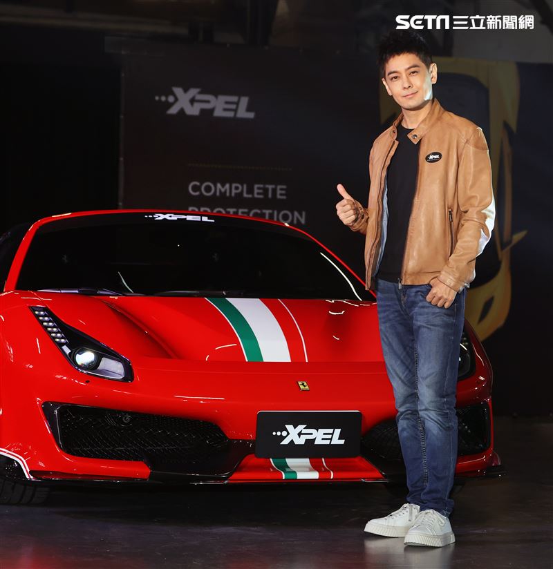 林志穎開跑車出場代言。（記者邱榮吉/攝影）