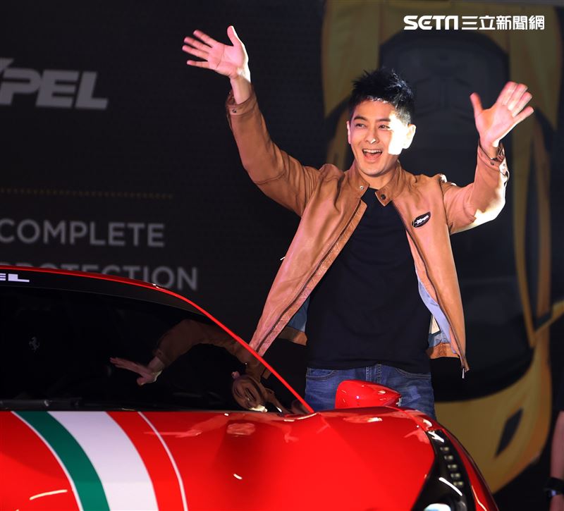 林志穎開跑車出場代言。（記者邱榮吉/攝影）