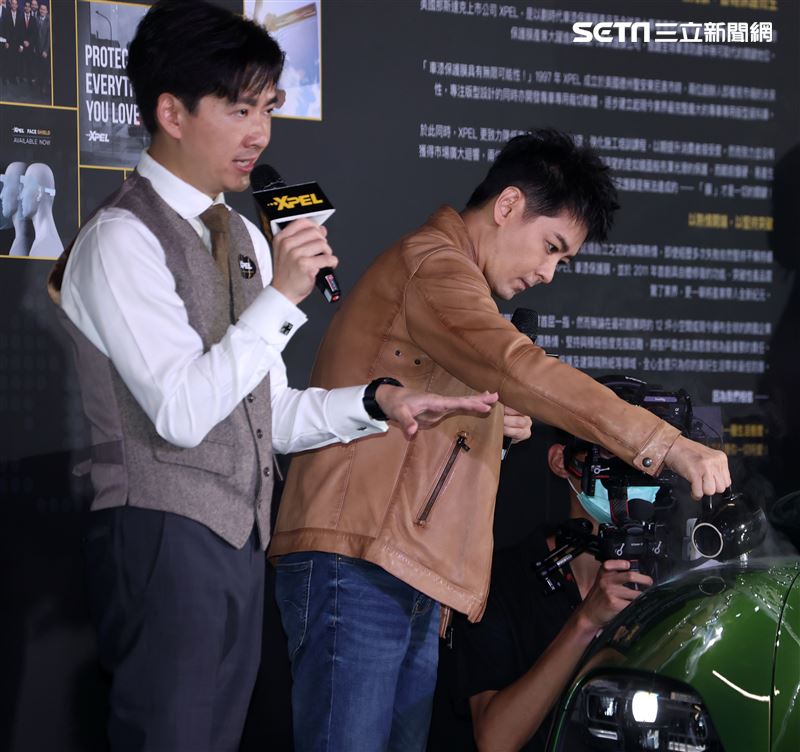 林志穎開跑車出場代言。（記者邱榮吉/攝影）