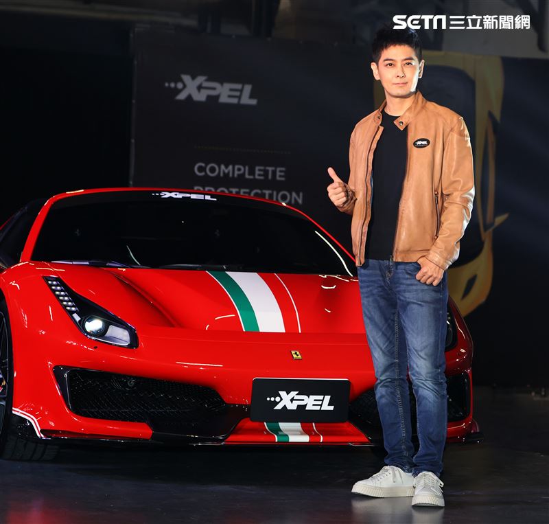 林志穎開跑車出場代言。（記者邱榮吉/攝影）